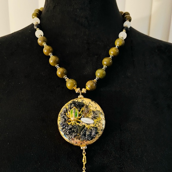 Olive Green Jade Necklace Pendant Gold Tone With Beetle - Picture 7 of 7